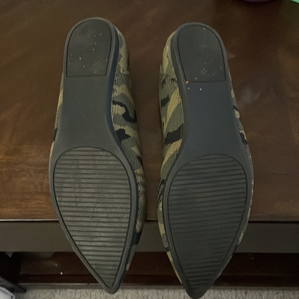 Steve Madden Rosy Camo flats - Picture 2 of 2